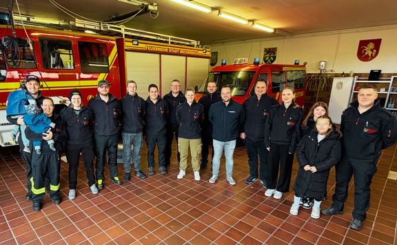 FW Mechernich: Feuerwehr unterstützt Wartung von 40 Defibrillatoren im Stadtgebiet