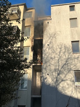 FW Bremerhaven: Küchenbrandbrand in Lehe – Balkonbrand greift auf Küche über