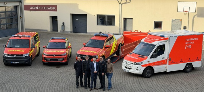 FW-HAAN: Fahrzeugübergabe durch den Bürgermeister an die Feuerwehr Haan