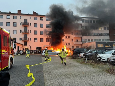 FW Bremerhaven: Vier Fahrzeuge in Flammen in der Bremerhavener Innenstadt