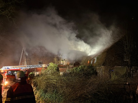 POL-STD: Brand im Dachgeschoss eines Fachwerkhauses im Alten Land, Einbrecher in Harsefeld erbeuten 30 Sätze Reifen und Felgen