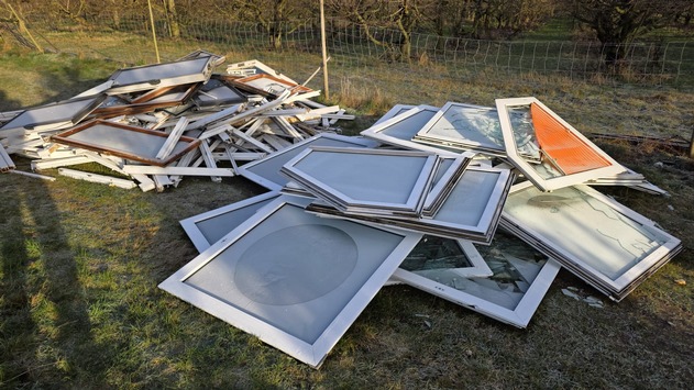 POL-STD: Dreiste Müllentsorgung zu Weihnachten – Fenster in Horneburger Feldmark abgeladen