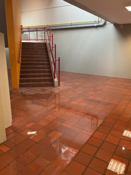 FW-HAAN: Gesamtschulgebäude nach Einbruch massiv beschädigt