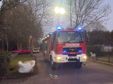 FW-AUR: In Wohngebiet mit Baum kollidiert