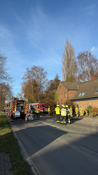 FW Neukirchen-Vluyn: Verkehrsunfall mit eingeklemmter Person – Feuerwehren Krefeld und Neukirchen-Vluyn im Einsatz