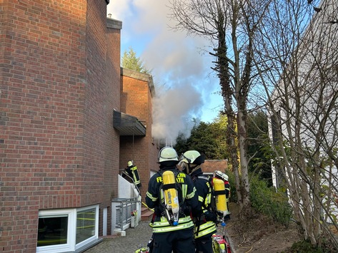 FW Rösrath: Gebäudebrand in Kleineichen: Feuerwehr Rösrath im Großeinsatz