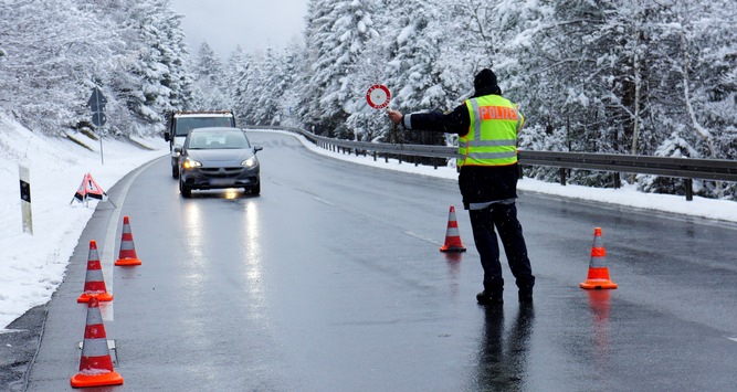 Bundespolizeidirektion München: Bundespolizei nimmt mutmaßliche Schleuser auf B2 fest