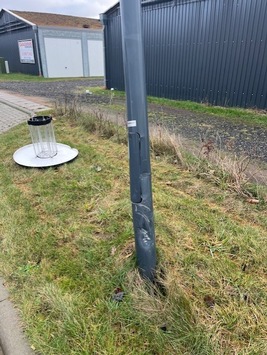 POL-STD: Autofahrer beschädigt Straßenlaterne in Horneburg und flüchtet – Polizei sucht Verursacher und Zeugen, Zweiter Einbruch in Mittelnkirchen, Papiercontainer in Buxtehude angesteckt
