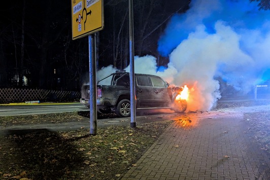 FW-KLE: Auto und Toilettenpapier brennen – ein Verletzter bei zwei Einsätzen der Freiwilligen Feuerwehr Bedburg-Hau
