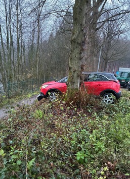 FW-RS: PKW droht in Eschbachtalsperre zu stürzen