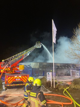 FW-PI: Pinneberg: Abschlussmeldung: Großfeuer in Sanitätshaus nach 7 Stunden gelöscht