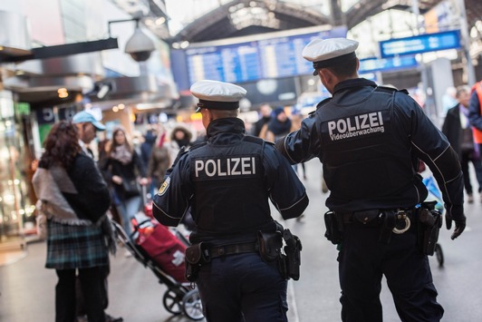 BPOL-HH: Reisende lautstark am Hauptbahnhof bedrängt: Fehlverhalten wird per Haftbefehl gesuchter Frau zum Verhängnis-Festnahme durch Bundespolizei-
