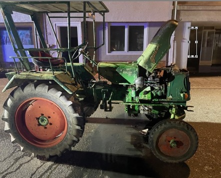 POL-PDNW: Traktor platzt Motor