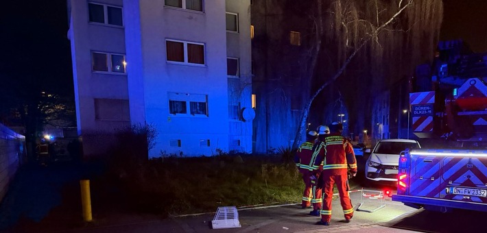 FW Düren: Zimmerbrand mit vermisster Person – Feuerwehr Düren im Einsatz