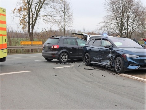 POL-HX: 30.000 Euro Sachschaden bei Unfall bei Lüchtringen