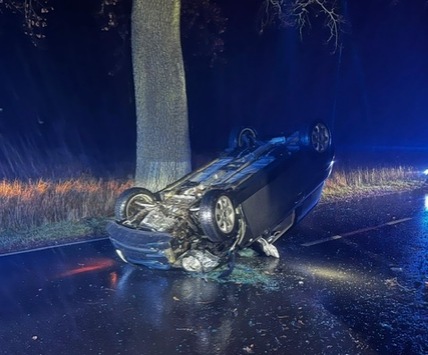 POL-HRO: PKW landet auf dem Dach – Fahrer leicht verletzt