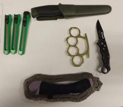 BPOL-BadBentheim: Mann fährt mit mehreren Messern und verbotenen Gegenständen über die Grenze – Strafanzeige