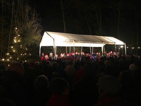 FW Norderstedt: Besinnliche Stunde – Die Freiwillige Feuerwehr Garstedt lädt zur Waldweihnacht ein.