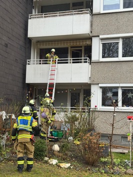 FW-EN: Wohnungsbrand mit Verdacht der Menschenrettung – Feuerwehr im Dauereinsatz – Zwei Brände und mehrere Ölspuren fordern die Einsatzkräfte