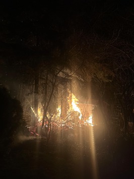 FW-E: Brand einer Gartenlaube am Heilig Abend in Essen-Frintrop – Feuer greift auf umliegendes Gehölz über