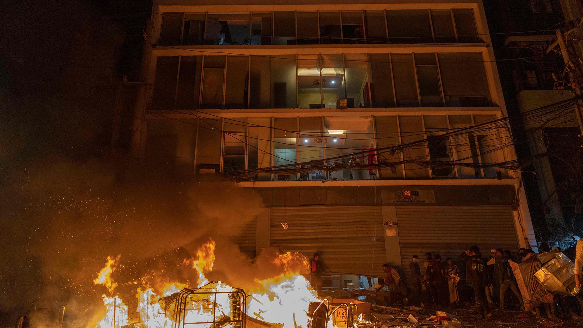 Demonstranten stecken Medienhäuser in Bangladesch in Brand