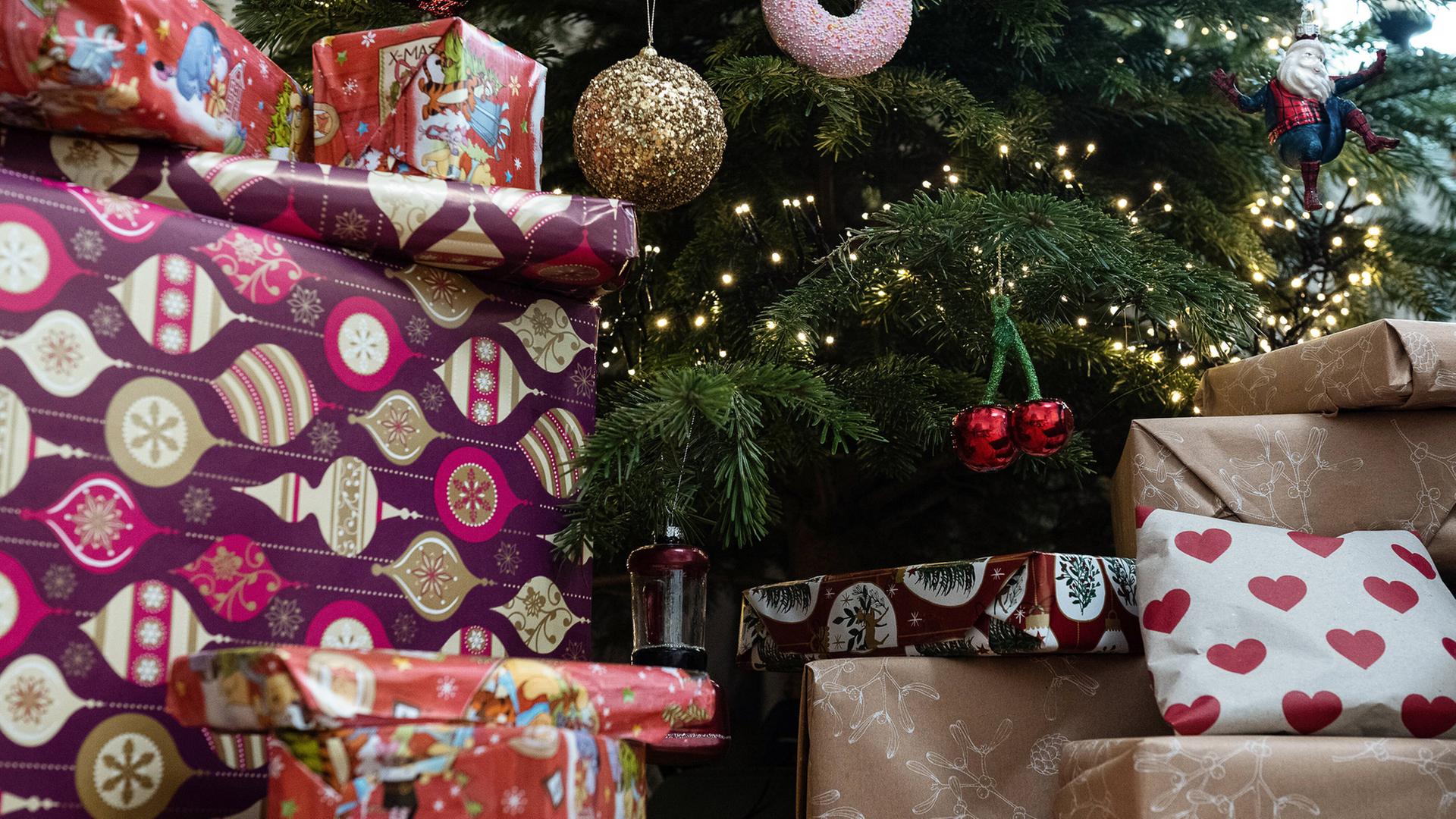 Aufwändig verpackte Geschenke: Ritual oder Sünde?