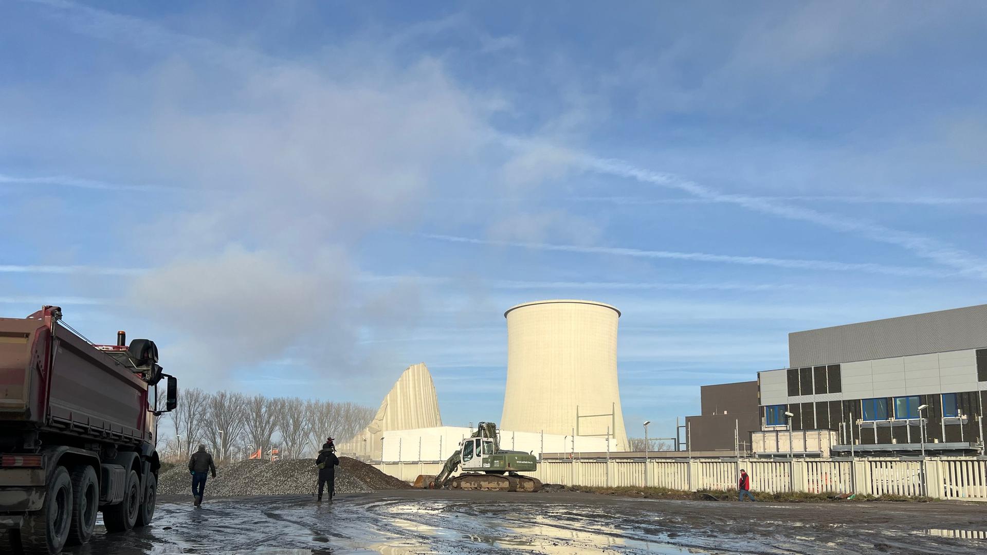 Dritter Kühlturm des AKW Biblis abgerissen