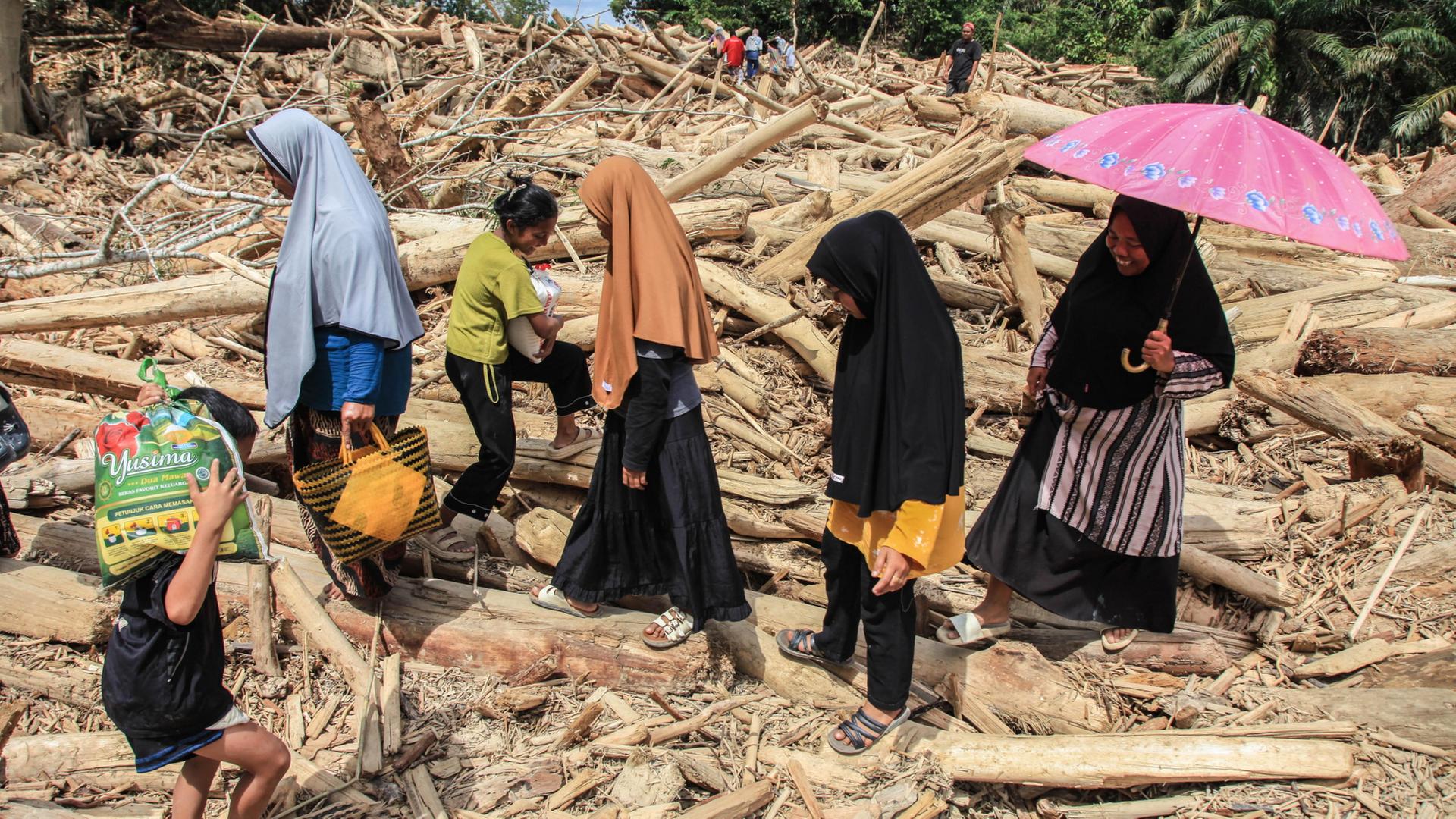 Große Not nach Überschwemmungen in Indonesien