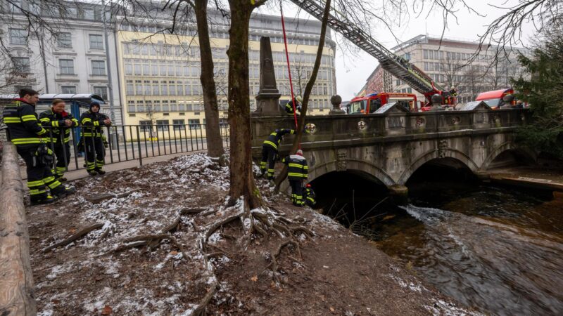 Feuerwehr baut provisorische Rampe für Eisbachwelle in München wieder ab