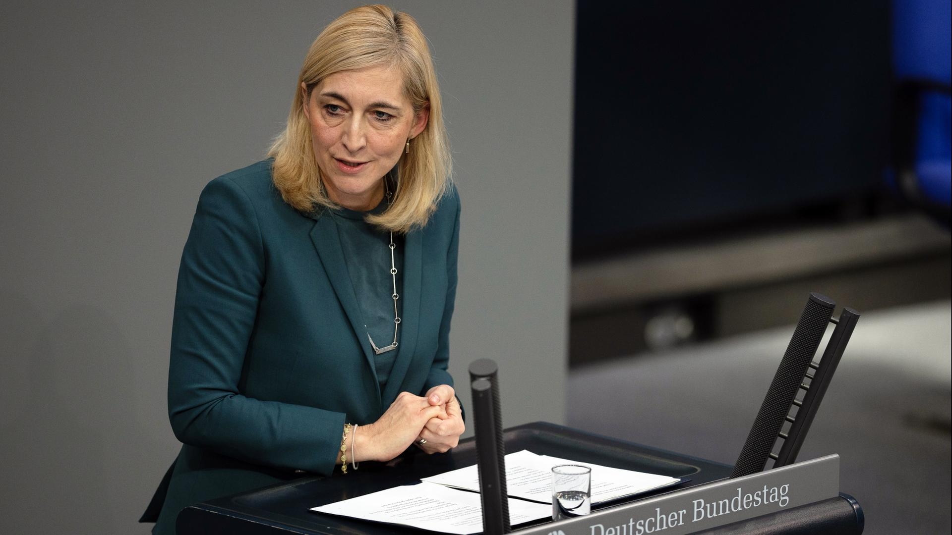 Warken sieht Entscheidung über Kassenbeiträge bei den Versicherern