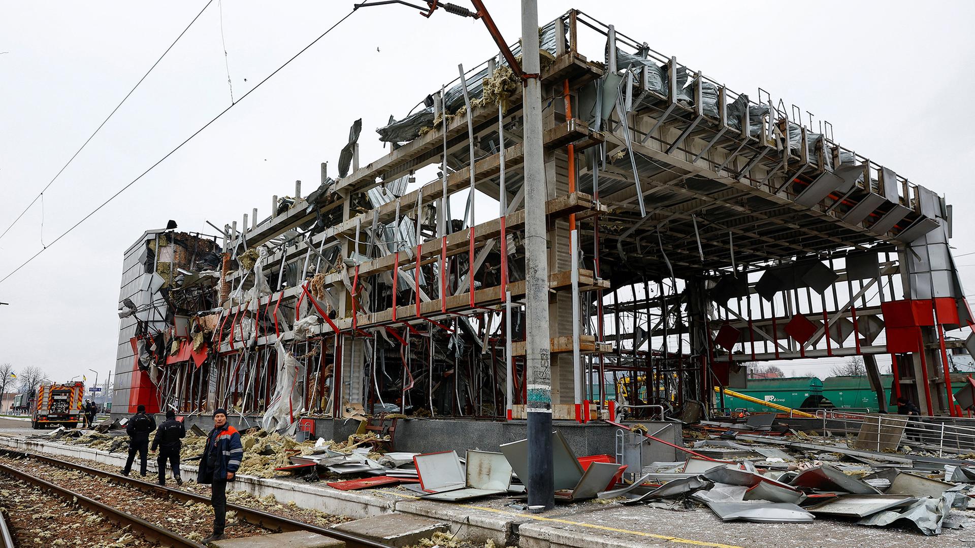 Krieg gegen die Ukraine: Russische Angriffe auf Bahnhof und Energieversorgung