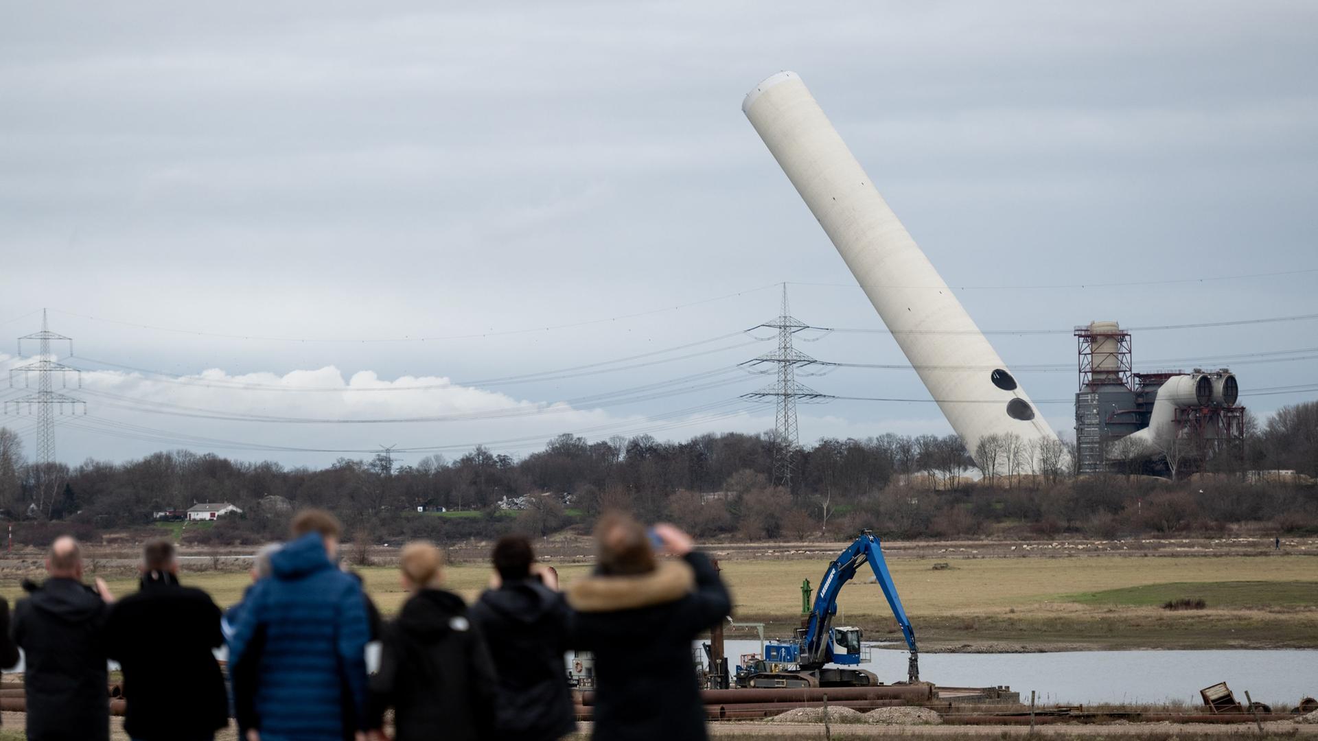 Nordrhein-Westfalen: Kohlekraftwerk-Schornstein gesprengt