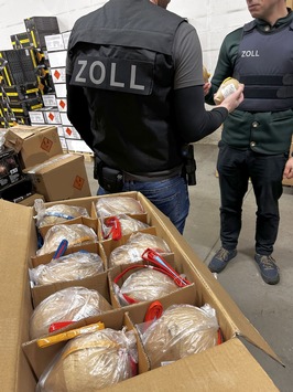 ZOLL-M: Explosiver Fund – Zoll stellt hochgefährliche Kugelbomben sicher.