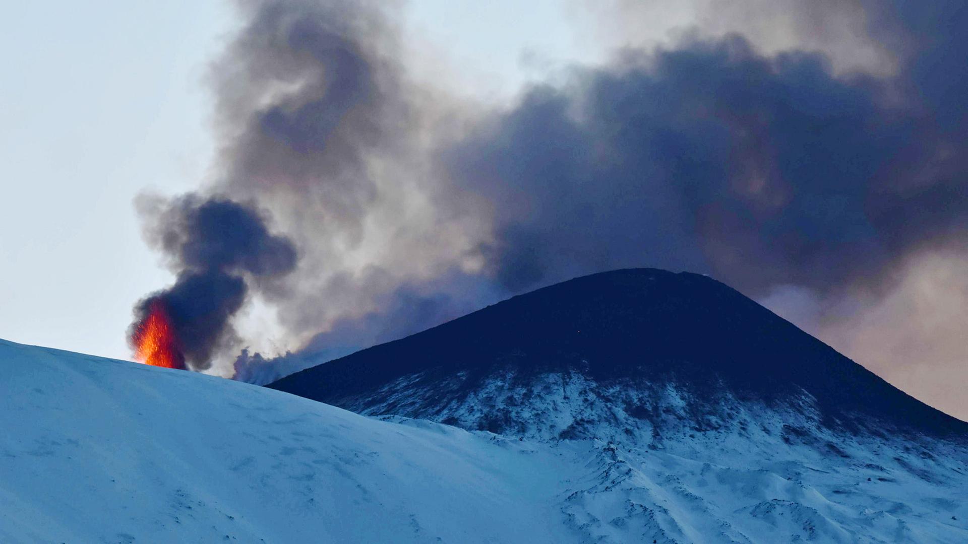Vulkan Ätna spuckt Lavafontänen und Asche