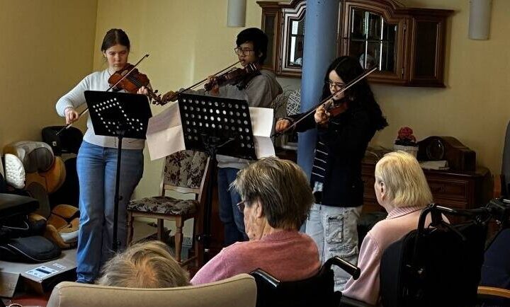 Gymnasium in Rumeln-Kaldenhausen: Einsteiner überraschen Senioren