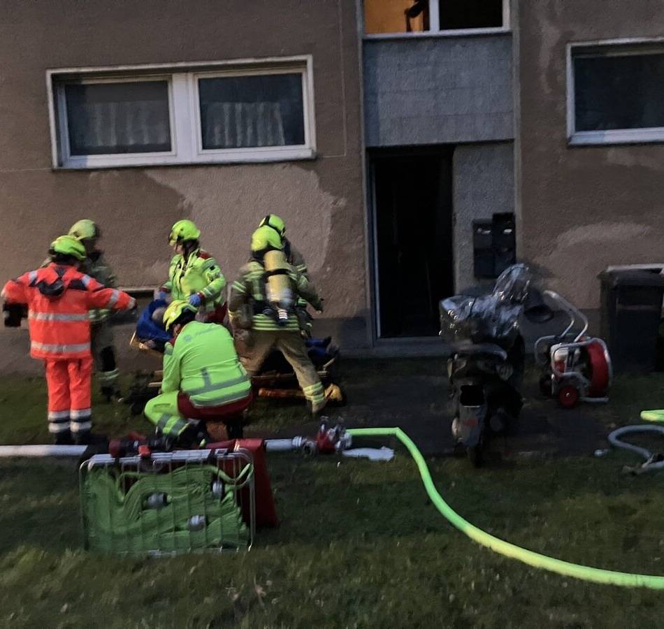 Brand in Tiefenbroich: Feuerwehr rettet Person aus verrauchter Wohnung