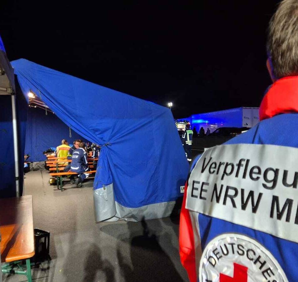 DRK-Einsatz nach Lkw-Brand auf der Autobahn: A 46-Unfall – 400 Essen, 1160 Liter Getränke, 2500 Schokoriegel