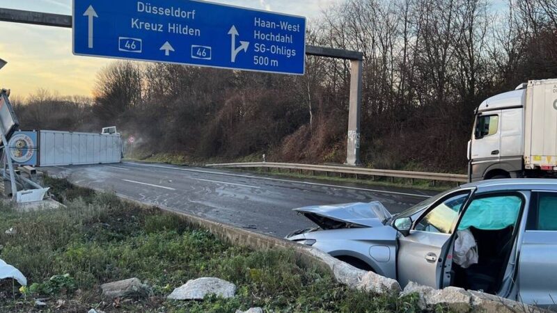 Autobahn zwischen Haan-Ost und -West voll gesperrt: Gefahrguttransporter brennt auf der A46