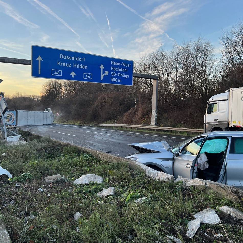 Autobahn zwischen Haan-Ost und -West voll gesperrt: Gefahrguttransporter brennt auf der A46