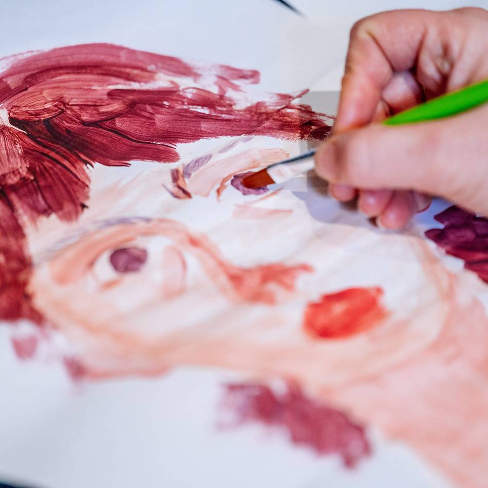 Kreativ beim Museumsbesuch: Einzigartige Gesichter verschmelzen zu einem Bild