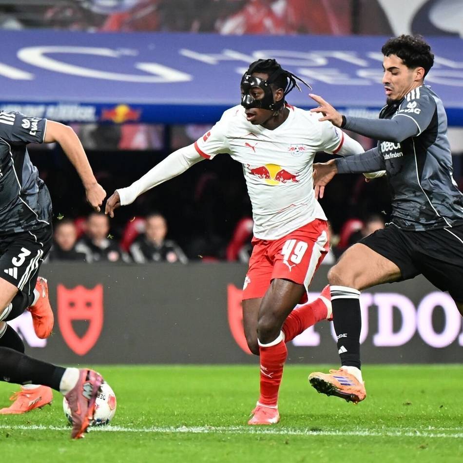 Böse Klatsche vor Barcelona-Spiel: Dreierpack von Diomande – Leipzig fertigt Frankfurt ab