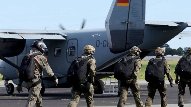 Bundeswehr ermittelt 55 Beschuldigte: Neue Details zu Rechtsextremismus und Übergriffen bei den Fallschirmjägern