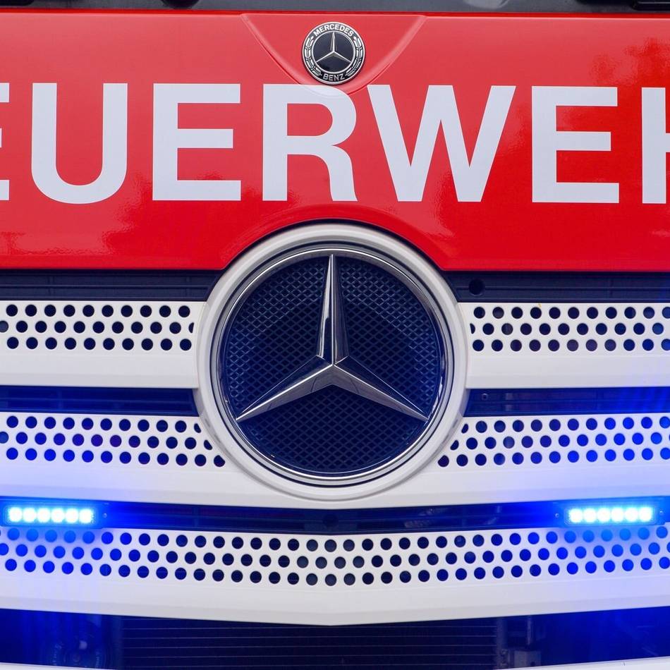 Brand in Düsseldorf: Feuerwehr löscht Feuer in Flüchtlingsunterkunft in Kaiserswerth