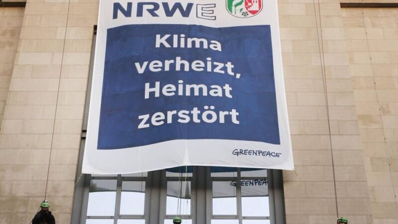 Protestaktion in Düsseldorf: Klima-Aktivisten klettern auf Staatskanzlei – Verfahren eingestellt