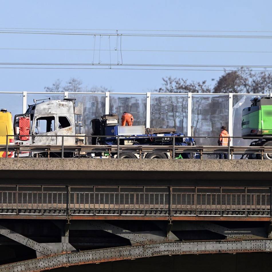 Nach Unfall am Donnerstag: Keine Schäden durch Lkw-Brand – A3 bei Duisburg wird wie geplant freigegeben