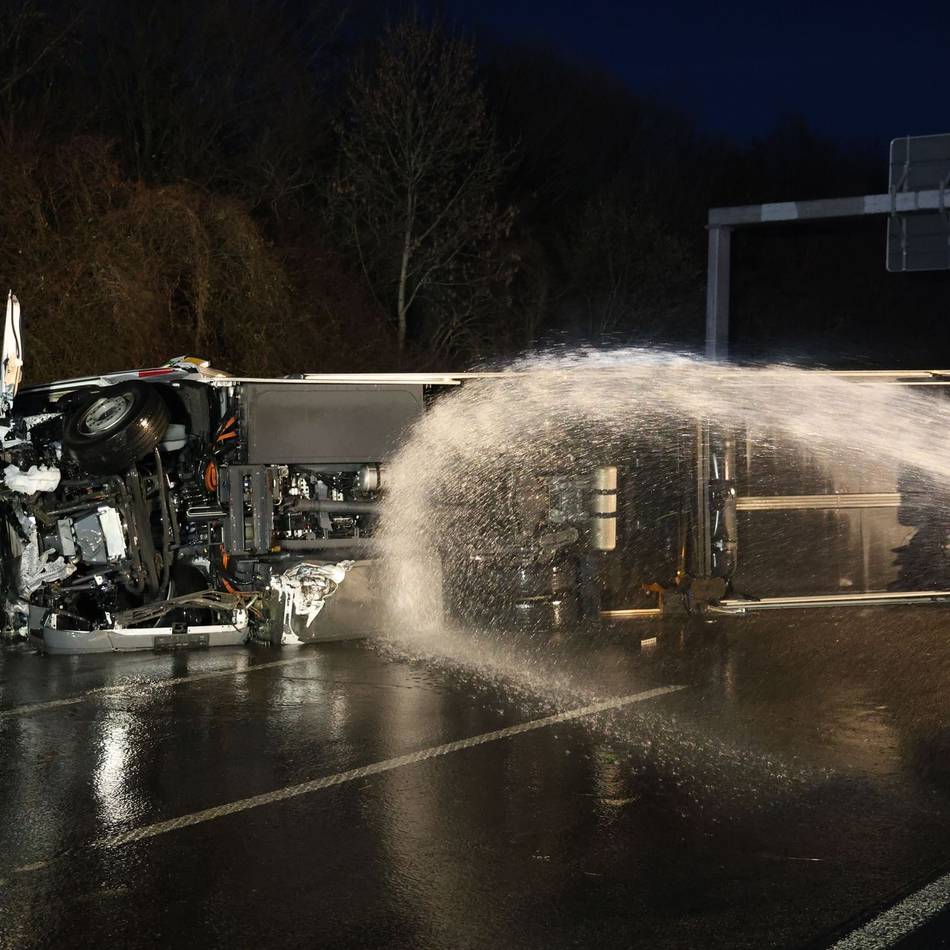 Brand eines E-Lkw auf A46: „Wenn künftig immer mehr Elektrofahrzeuge unterwegs sind, dauern solche Einsätze länger“
