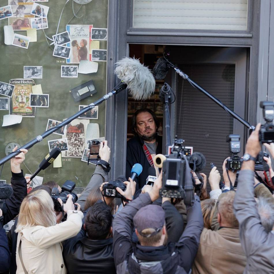 „Der Held vom Bahnhof Friedrichstraße““: Charly Hübner macht aus dieser Komödie ein Erlebnis