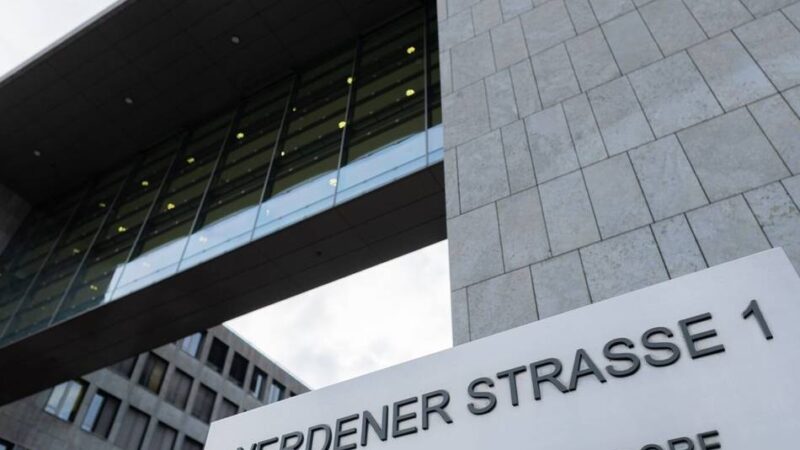 Schwerer Unfall in Düsseldorf: Polizistin fährt an roter Ampel gegen Radfahrer – „man rutscht wie ein Messer durch Butter“