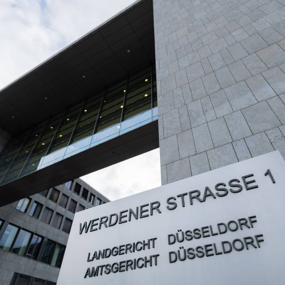 Schwerer Unfall in Düsseldorf: Polizistin fährt an roter Ampel gegen Radfahrer – „man rutscht wie ein Messer durch Butter“