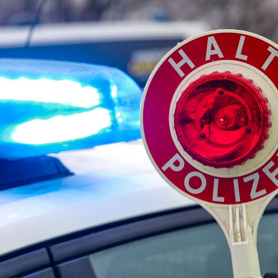 Kontrollen der Polizei in Düsseldorf: 21-Jähriger mit Audis RS3 und gefälschtem Führerschein unterwegs